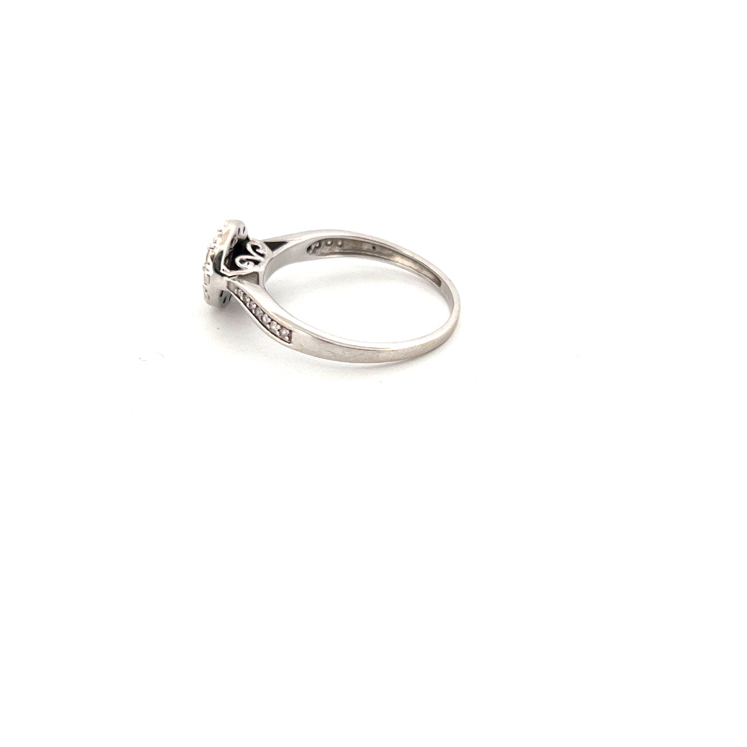 18kt White Gold Solitaire Illusion Set Halo Ring